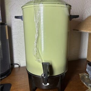West Bend 36 Cup Coffee Percolator Continental Party
Avocado Green